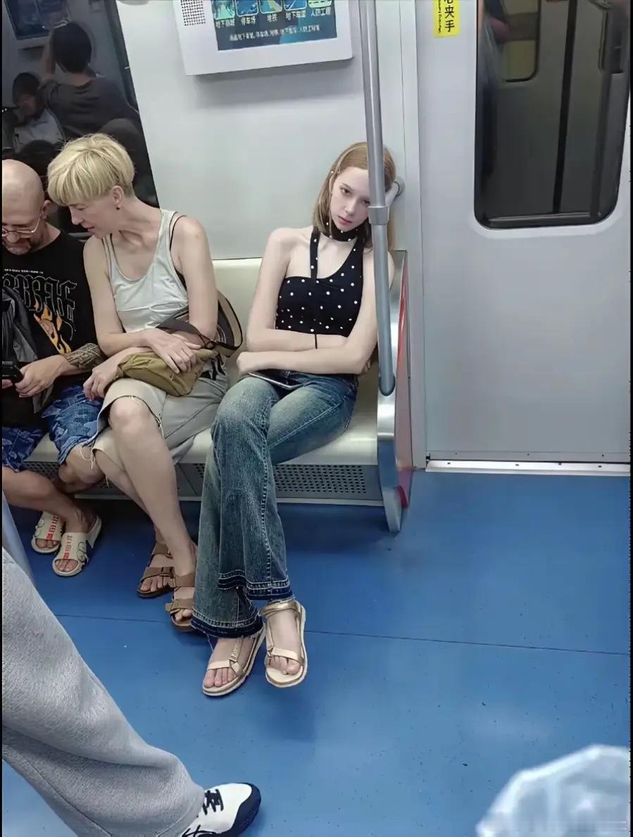 这时候上去跟他说你是我见过最美的外国女孩。结局如何？ 