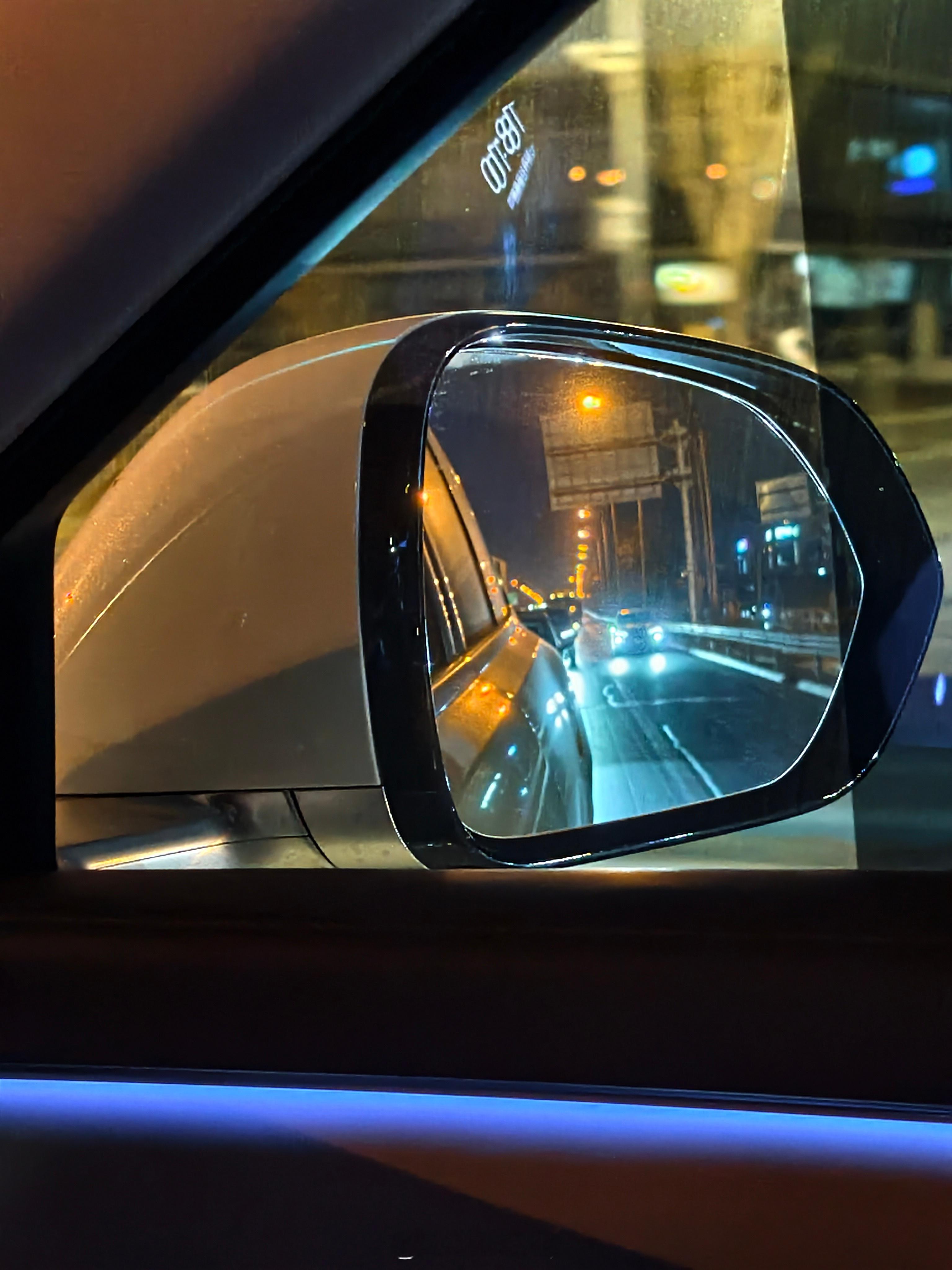 北京对于这种走应急车道的还是罚的不够狠，明明已经很拥堵了..还在这添乱。 