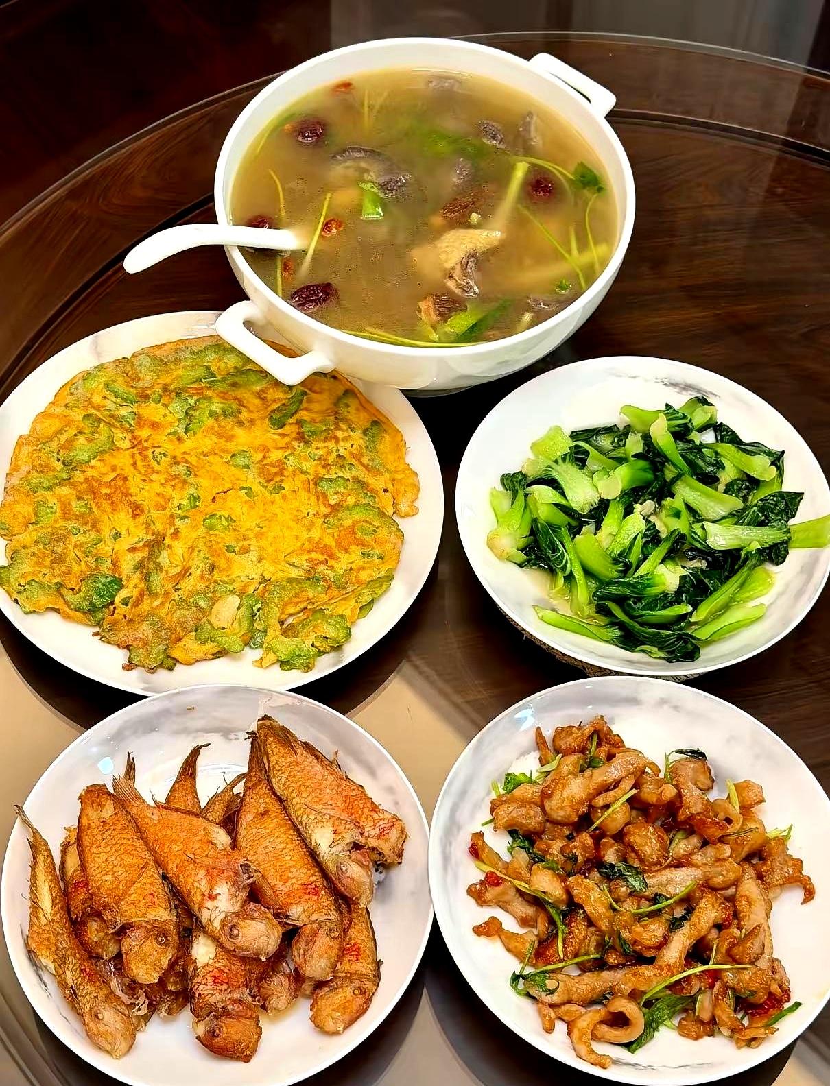 钱还没捂热，已经被各种账单分走了。这样的日子，难怪总觉得怎么都存不下钱。
我和老