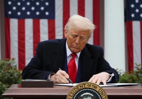 美国突然翻脸
对中国下重手，做出一个前所未有决定
欧盟公开充当其帮凶

当地时间