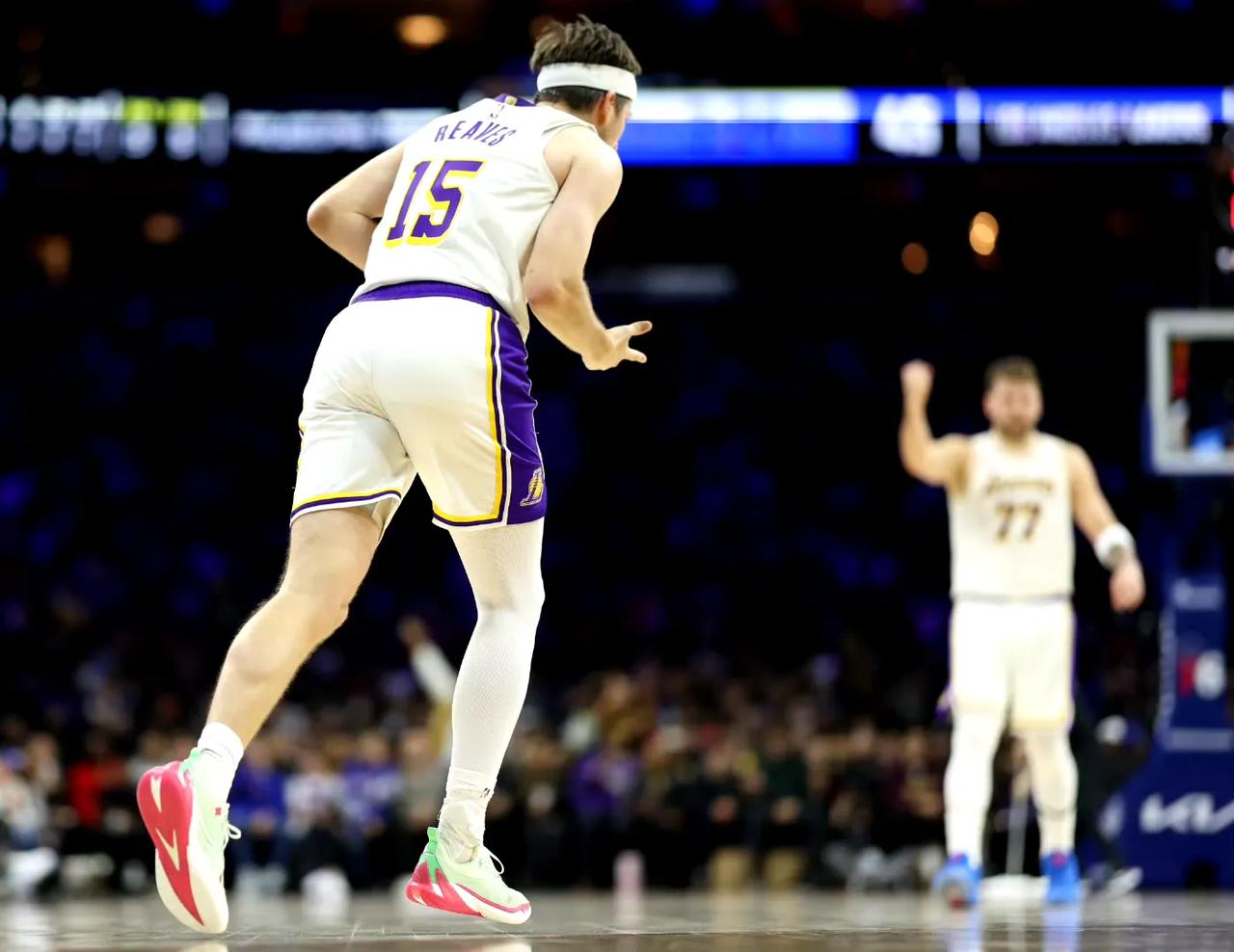 在独行侠77就一直这样
到了湖人要求他攻防一体，情绪稳定？
NBA官网最新MVP