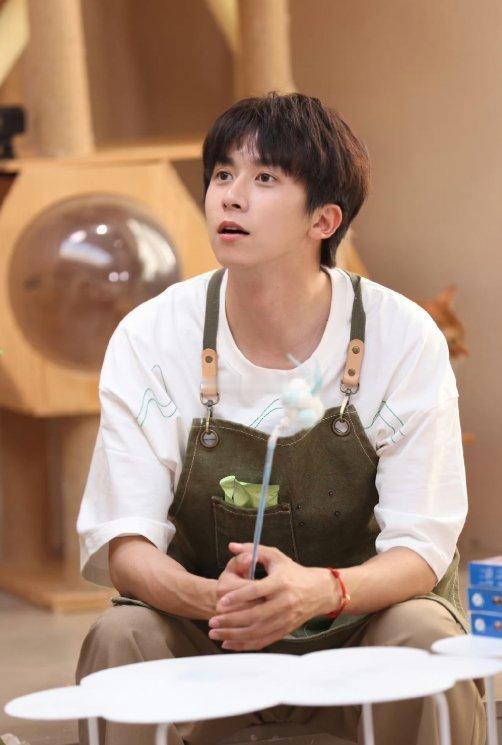 侯卓成称当年回话是顾及朋友面子侯卓成晒聊天记录回应针对聊天记录引发的舆论，侯卓成