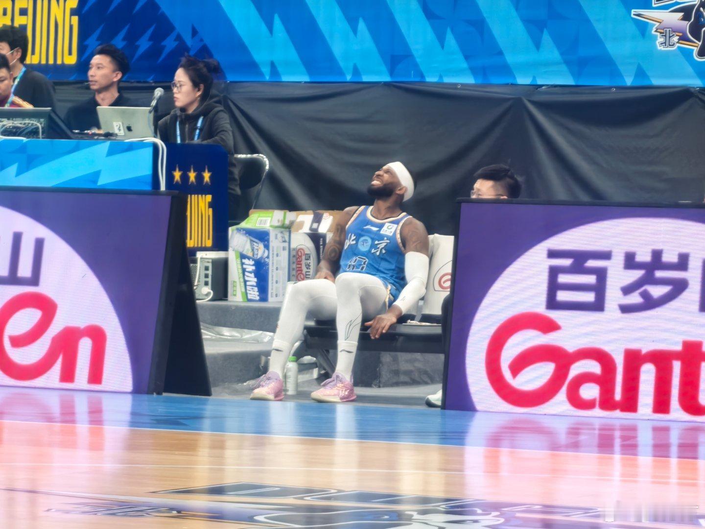 北京男篮vs宁波男篮 杰曼这大腿肌肉看起来有点问题。 