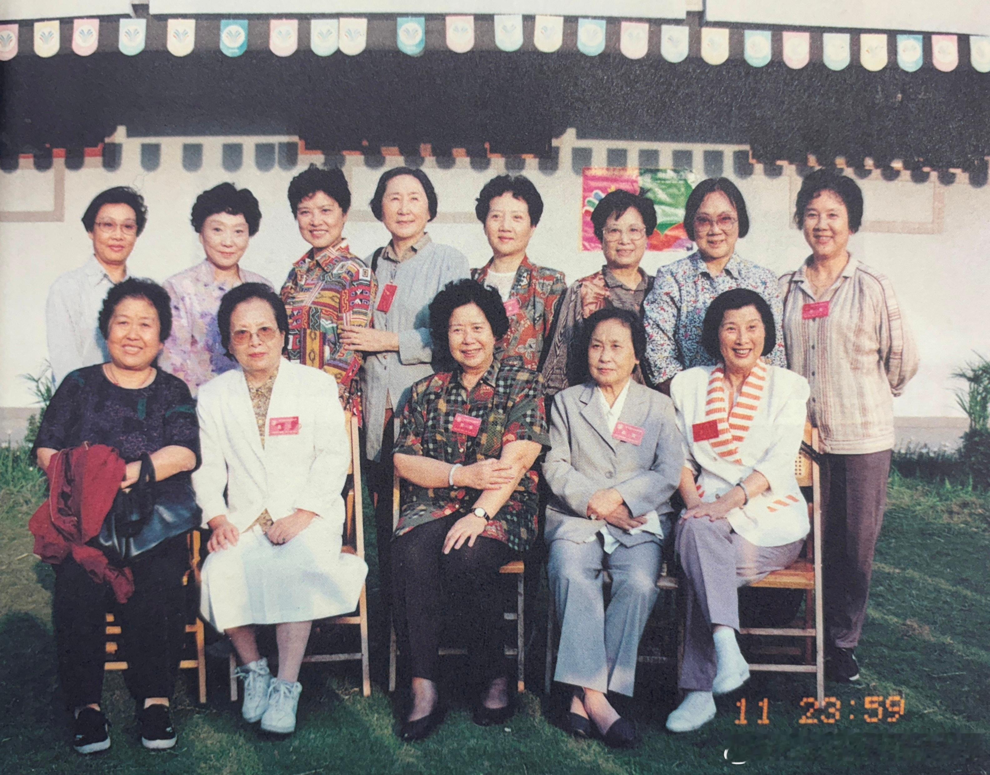 1994年参加浙江小百花汇演越剧届合影越剧