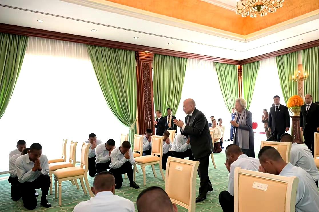 柬埔寨国王和太后接见从泰国遣返的柬军战俘，并赐予慰问品。 ​​​