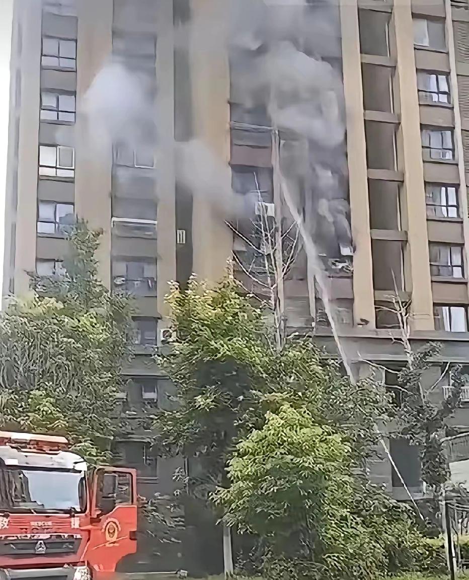 连云港住户失火，网上的大聪明们，奉劝你们省省吧，一个个别再装事后诸葛亮了，这样搁