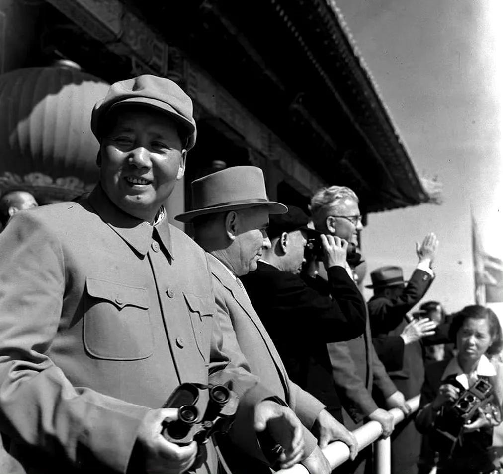 1957年国庆阅兵，这是新中国第9次国庆阅兵，毛主席在天安门城楼观礼。