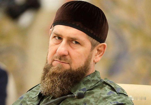 俄罗斯车臣领导人卡德罗夫因肾衰竭进入ICU，车臣顿时没了主心骨，众人的目光纷纷聚