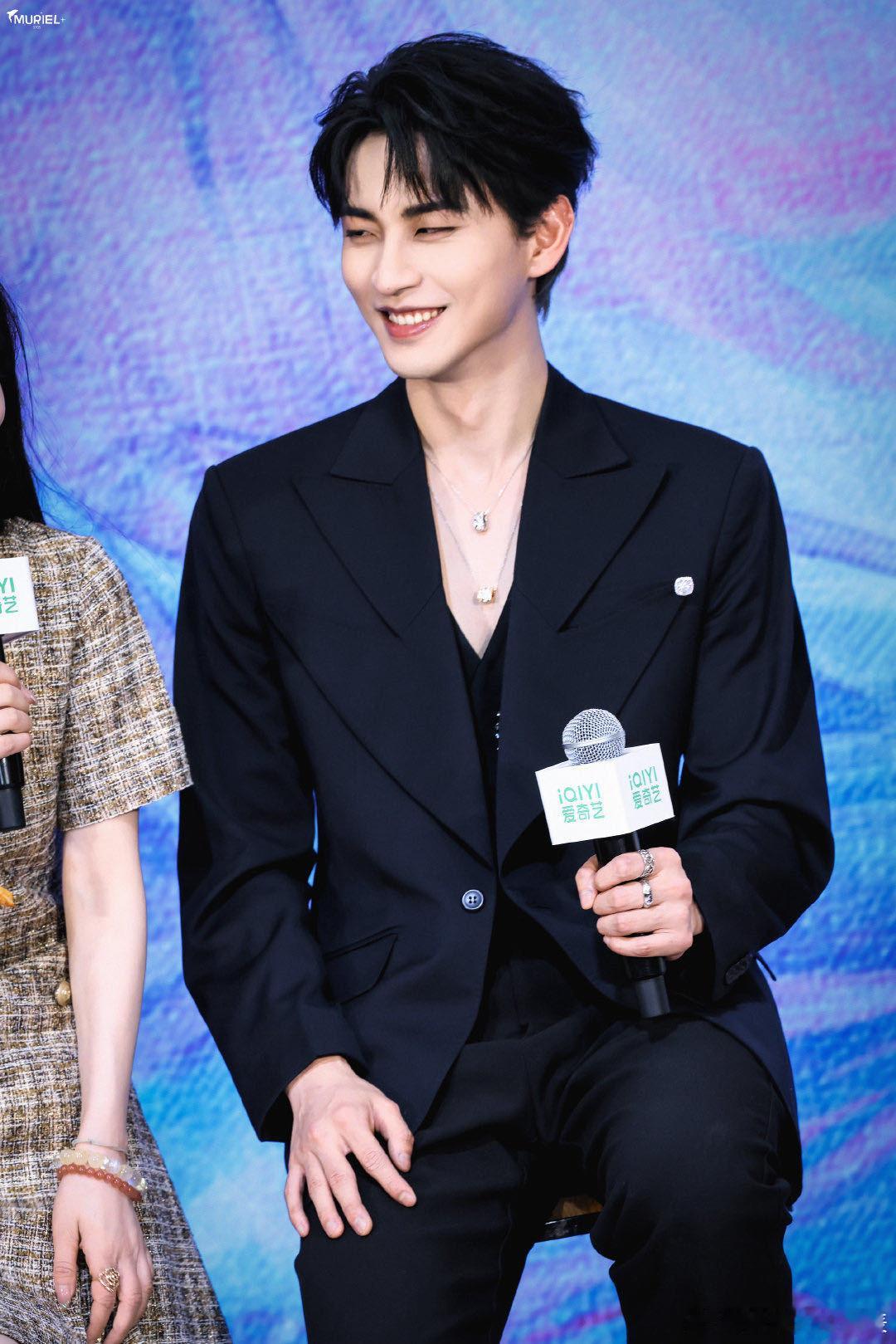 陈鑫海白切黑开大了  笑容温暖如春，黑化却冷若冰霜。陈鑫海的白切黑演绎，是一场视