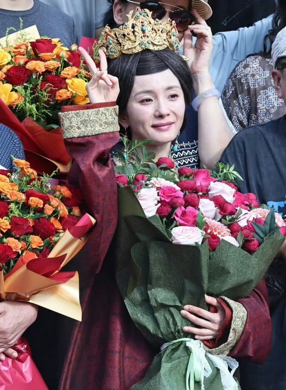 杨幂冯娷老年妆捧花照杨幂江山大同最后一场戏 没想到最后一场戏是老年的冯太后，杀青
