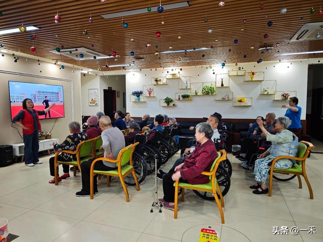 社区养老：家庭养老的“神队友”，终于不用单打独斗了！
 
以前养老全靠家庭单打独