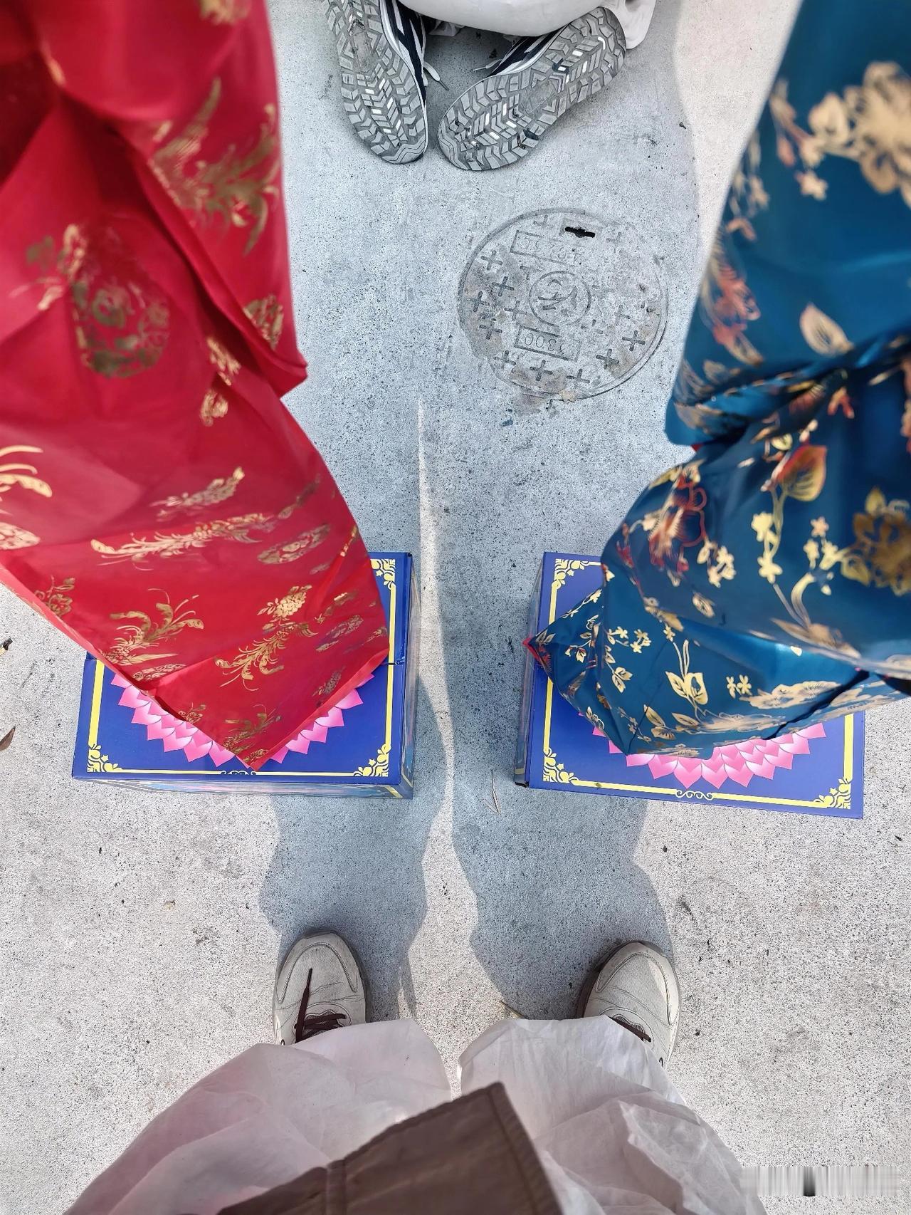 吃完早餐，走在街上，就想吃橙子了。

时间太早，水果店也没个开门，忽然想费那劲干