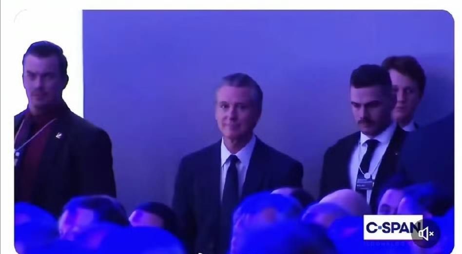 特朗普真的无底线，在达沃斯当面羞辱加州州长纽森，如果有一天纽森坐上高位也会清算他