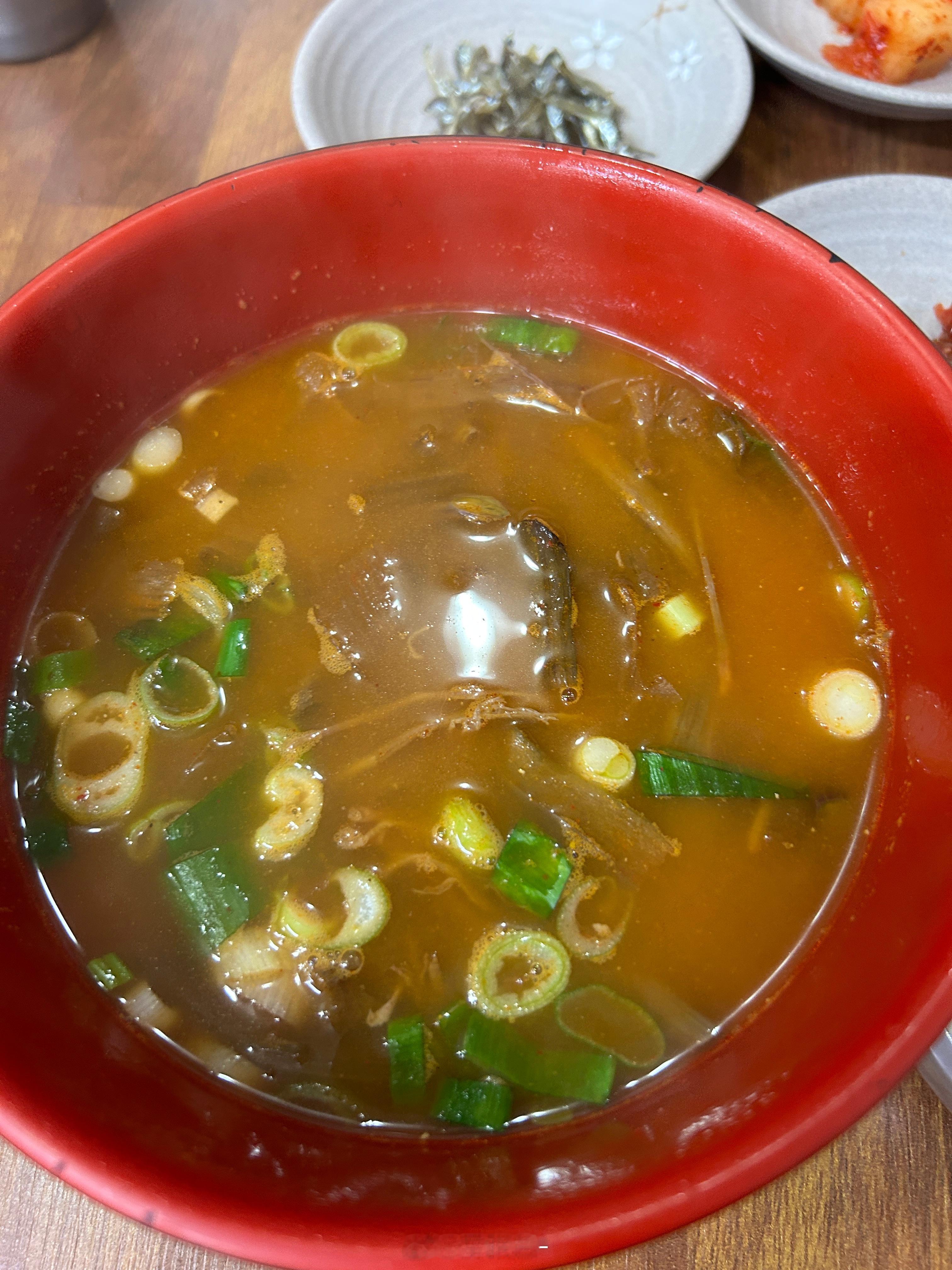 累了一天了，开吃 一个本地人都来吃的小店 本来想喝杯清酒怕明早赶不上飞机 