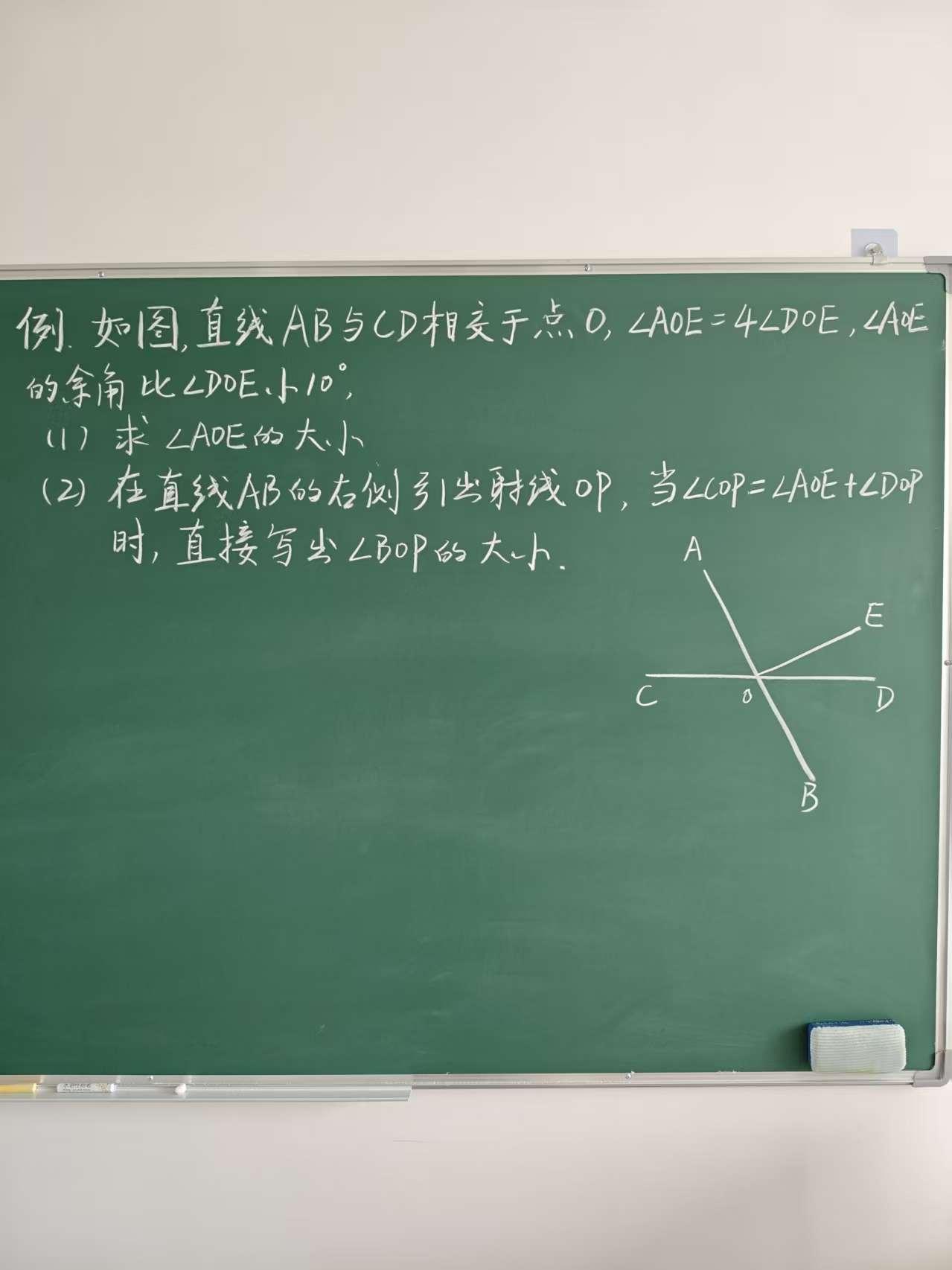 孩子到了初中会遇到各种各样的题型，比如说这种求角度的问题，看上去是一种几何题，实