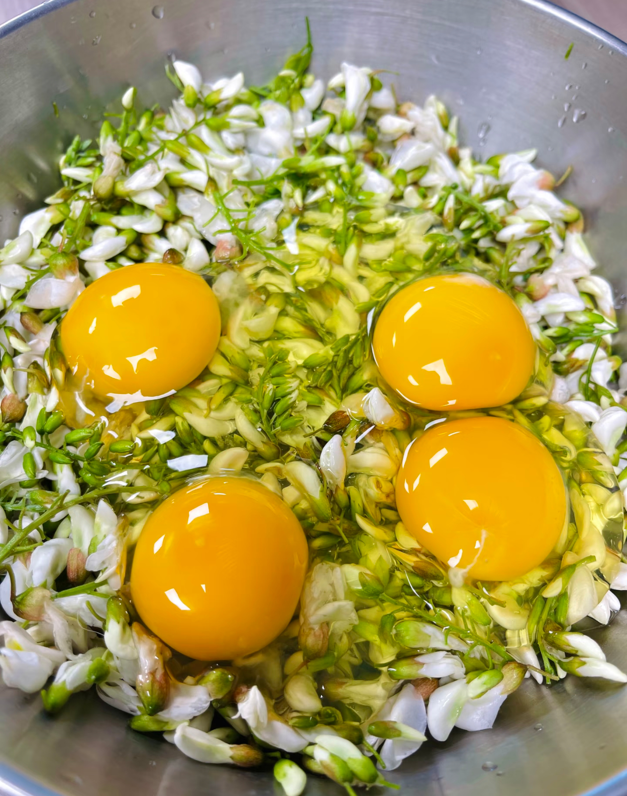 洋槐花炒鸡蛋，第一次听说这个菜，清香可口，营养丰富。美食