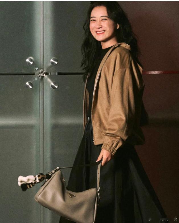 只是贾玲现在要么不出来，要么现身就疯狂营销，有点尴尬苍白。比如最近别人忙着上春晚