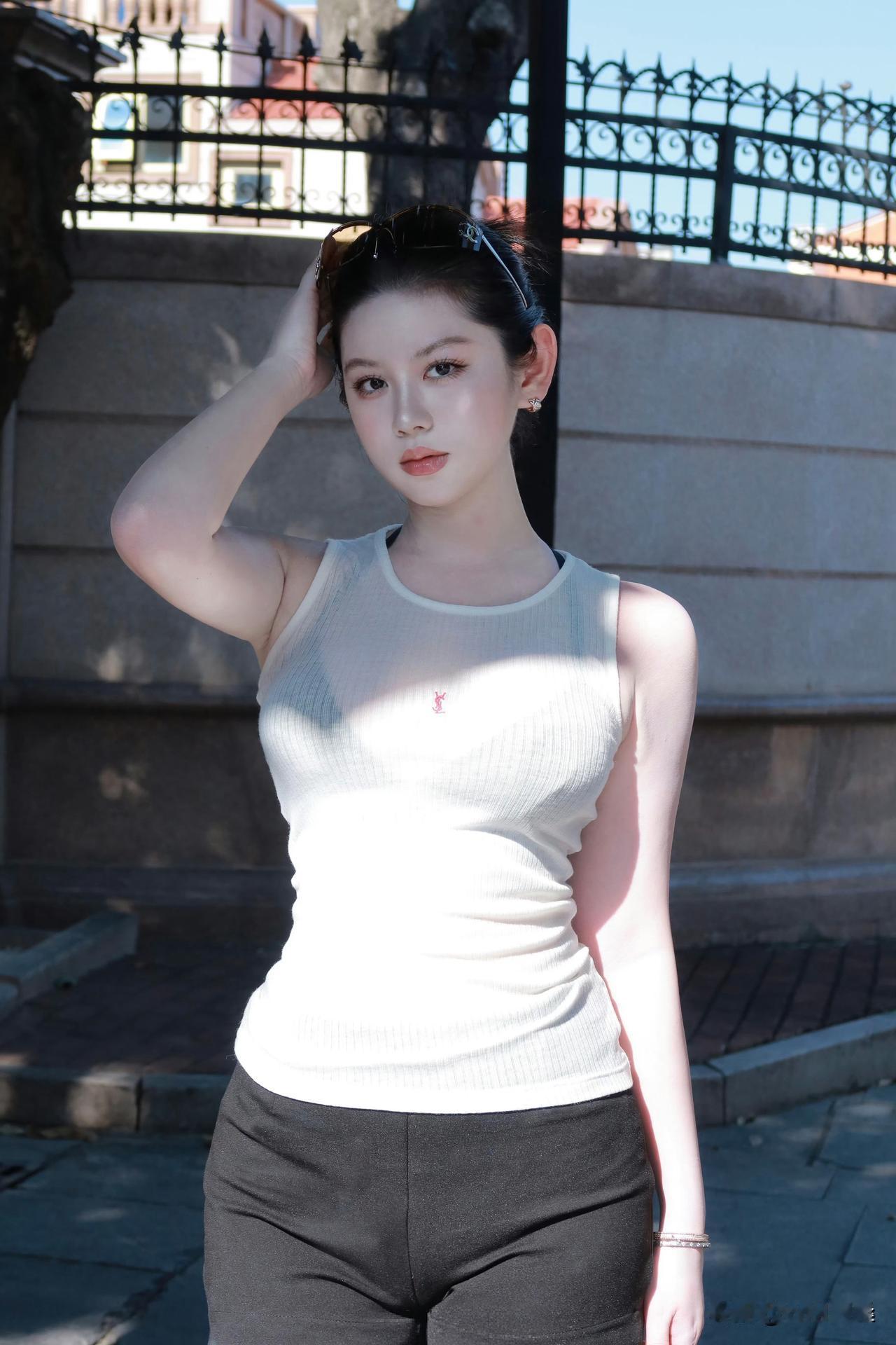 什么样的女人算自然美无需太多的化妆，耐看型的女人最迷人。