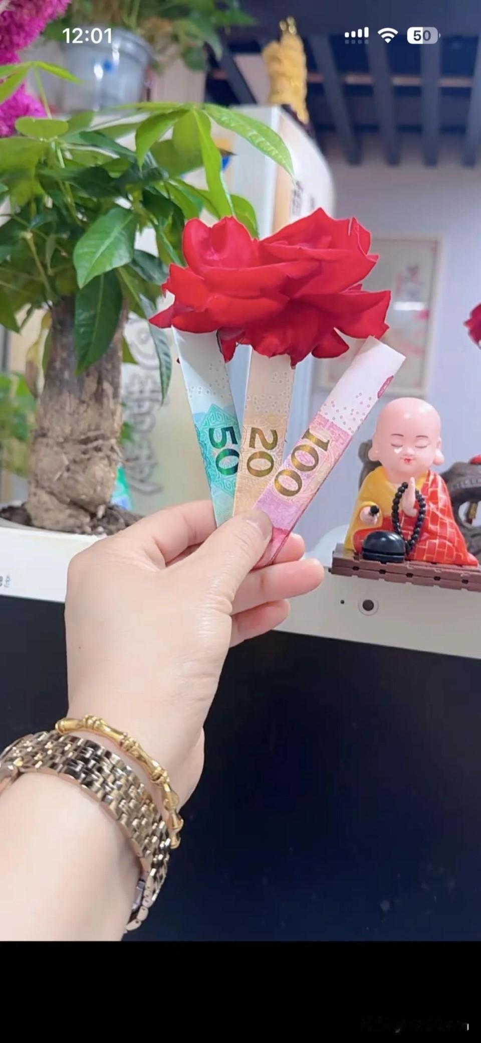 亲爱的
又到了520
多想在今天与你互拥
多想在今天陪你远行
可你离我太远
只能