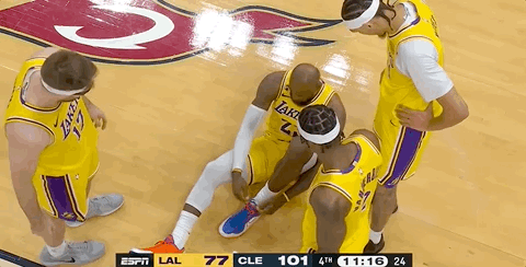 41了，第23个赛季，崴脚，仍然紧紧鞋带继续打球，这就是詹姆斯！独一无二，独一无