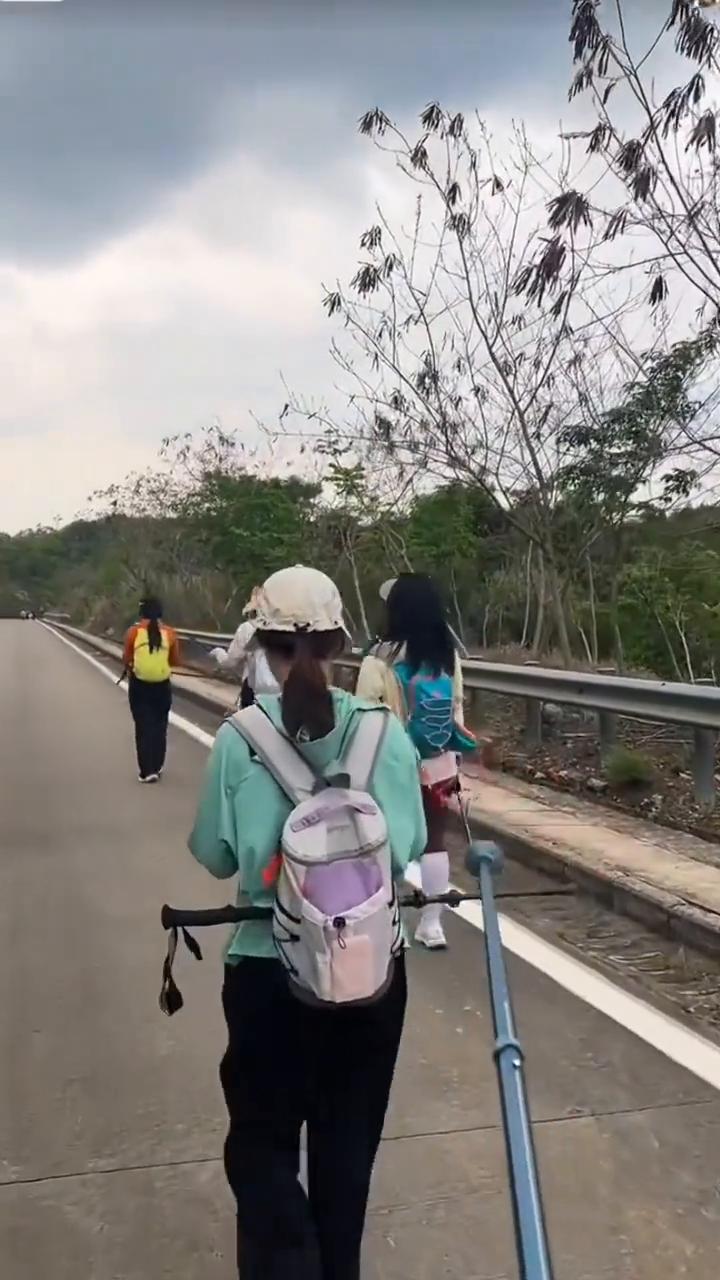 觉得自己长得比较好看的请回头，有没有觉得自己比较好看的请回头，有没有？一个都没有