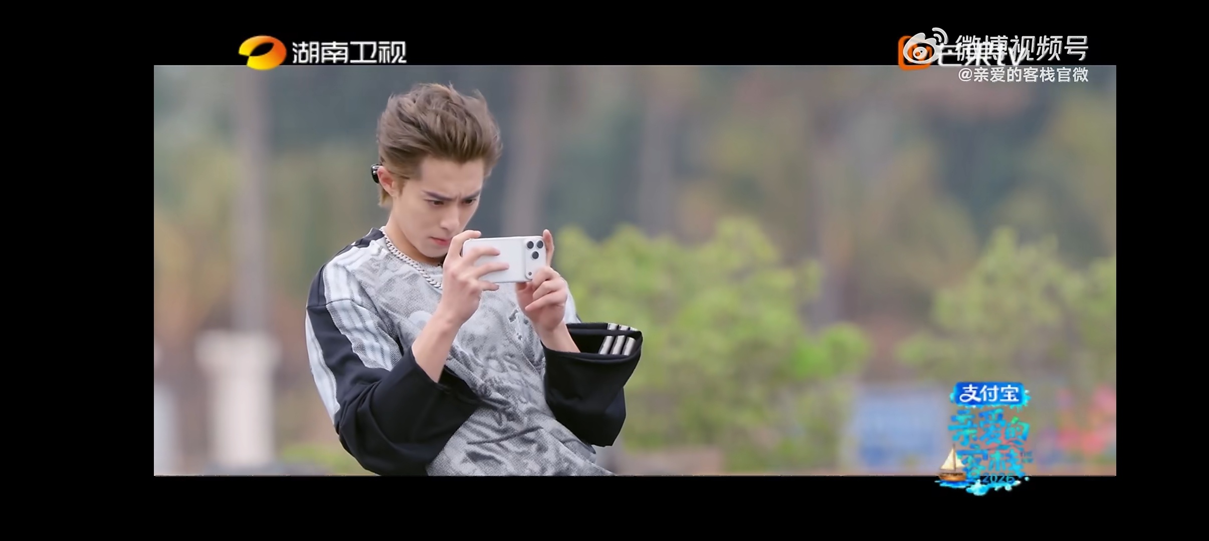 王鹤棣成徐志胜站哥 王鹤棣拍照实力这么赞，完全给徐志胜拍出了人生大片，质感超绝！