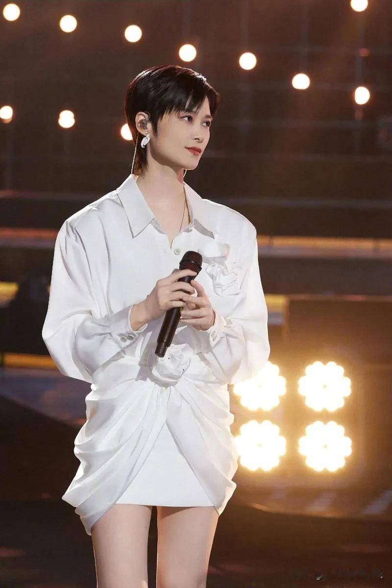 钱再多又怎样？41岁没结婚没男友没孩子的单身大龄女性李宇春，身价过亿得了强制性脊