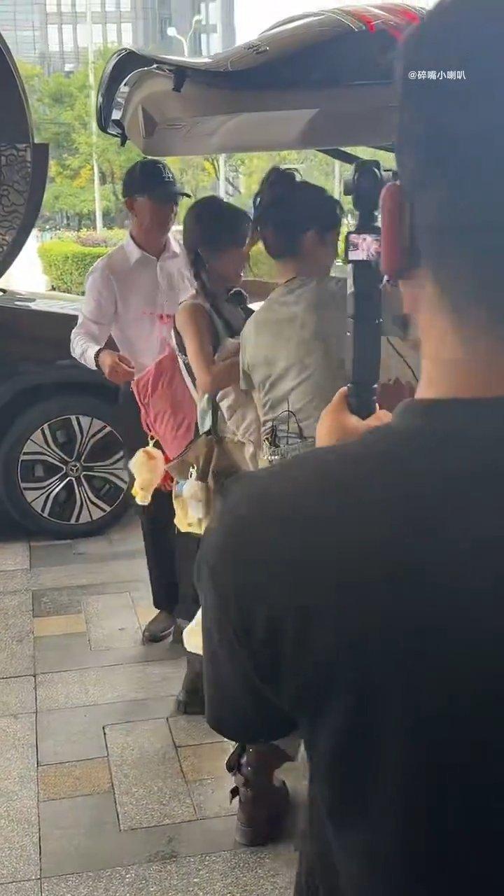 花少8开录张雅琪送王可花少小妹接力张雅琪送王可花儿与少年 张雅琪亲自来送，王可这