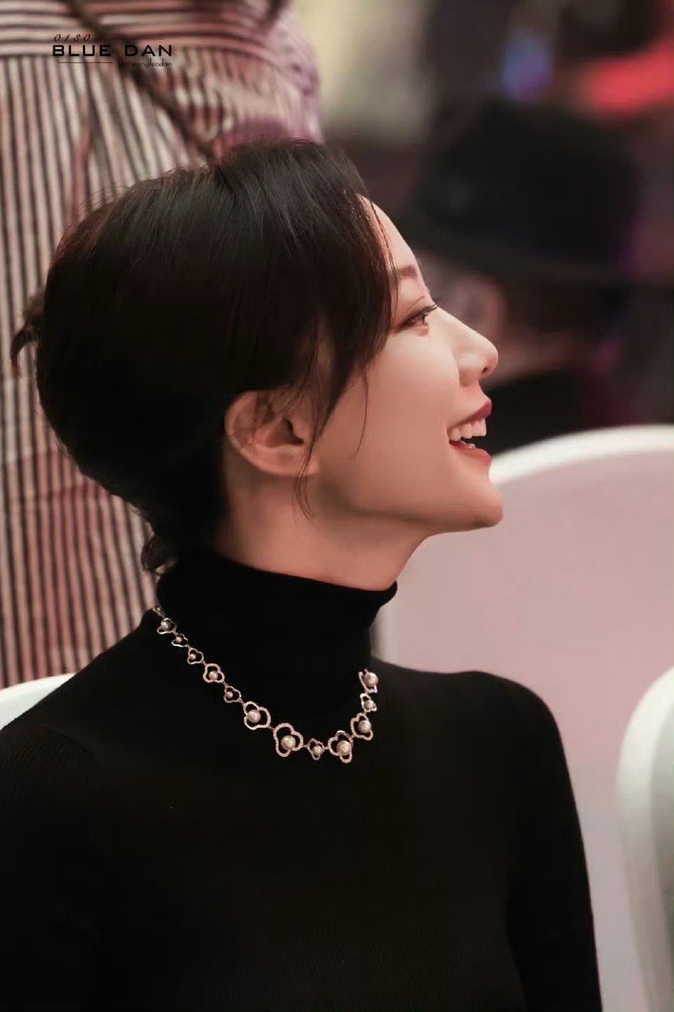 王珞丹这身造型太戳我了！素净的毛衣反而更能凸显她的五官和气质，那种不张扬的贵气，