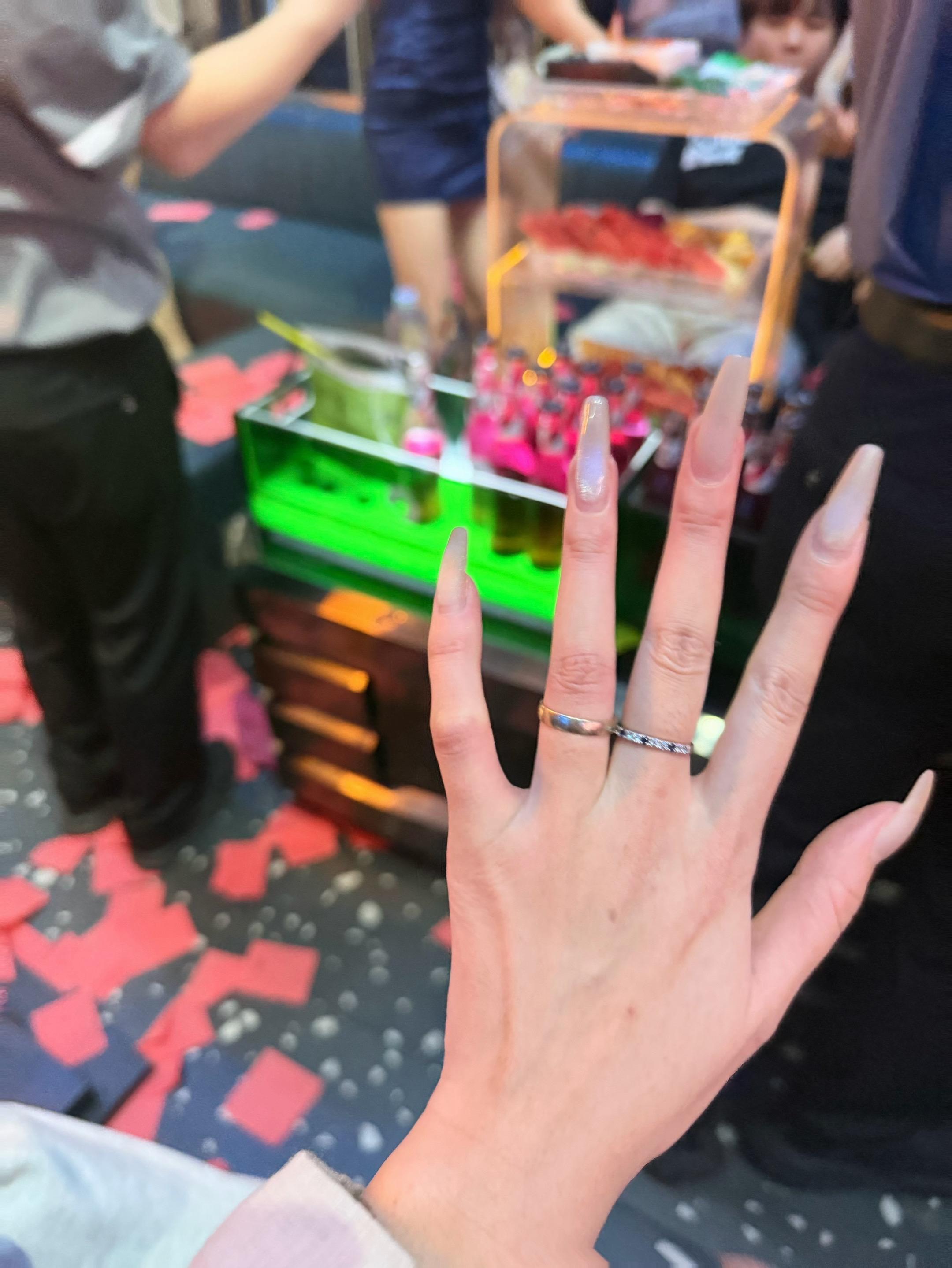 爱是什么呢！是喝多了套在我无名指上的戒指？是为了加我转的1000块？还...