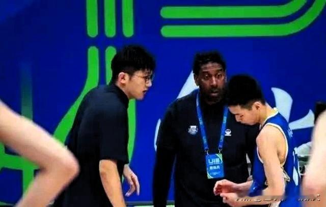 残阵照样碾压！nba教头梅奥牛刀小试，辽宁U16男篮开门红，缺三大主力仍狂胜山东
