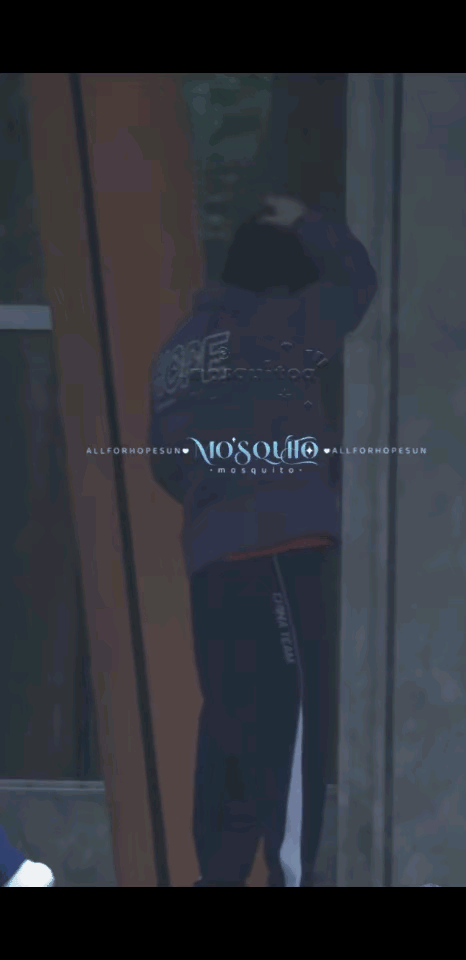 爱“臭美”的头哥，太可爱了！
一向以阳光帅气示人的头哥，在任何时候都会保持一个良