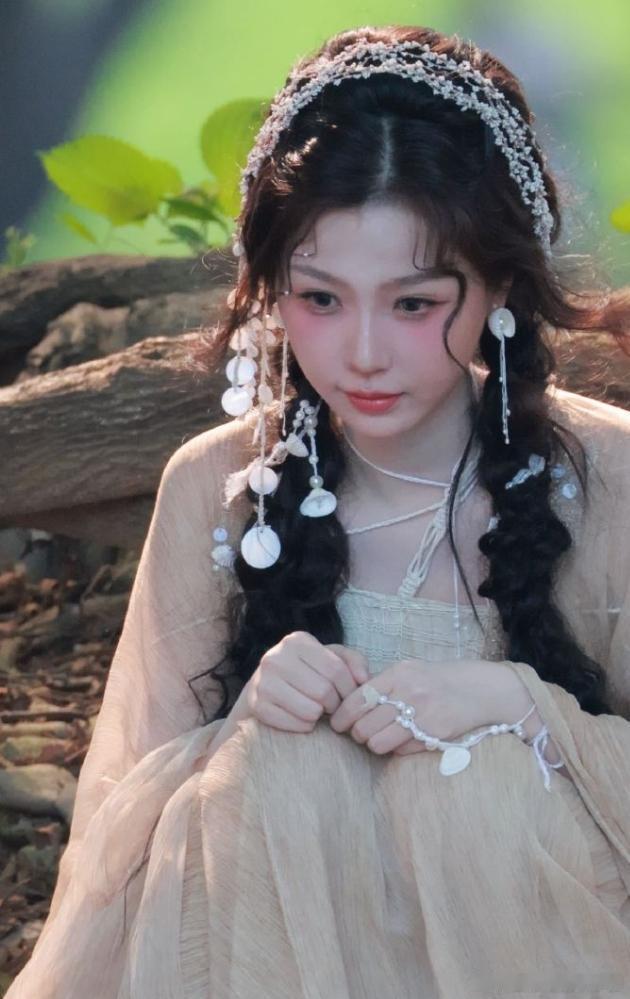 我一直觉得虞书欣是95花里少有的聪明、也很有主见的女明星。她这次《长生骨》的妆造
