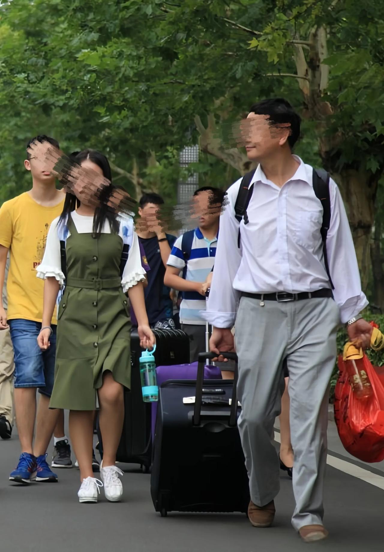 眼看大学开学季，很多民办高校撑不住了！

想必很多人已经刷到了新消息，广西高校开