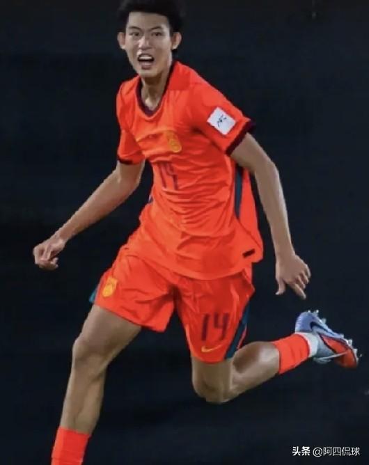 U17国少队主力中锋赵松源只能踢中青赛U17组，踢不上职业联赛，有点大材小用。6