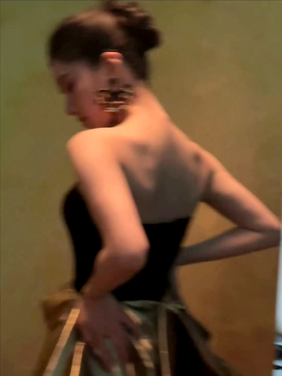我丢啊，张婧仪这个背也太美了。  