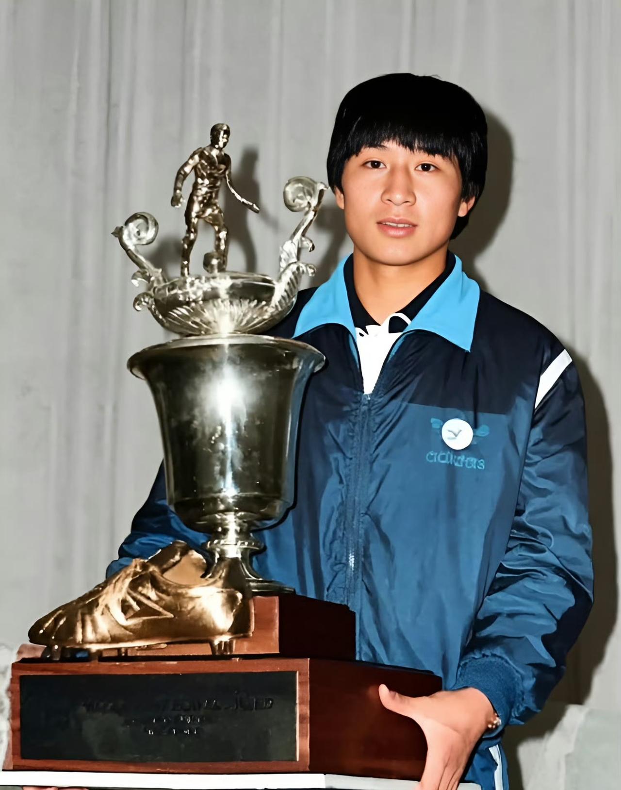 足球名将贾秀全，一张罕见的留影，这张照片拍摄于1984年12月的新加坡，第八届亚
