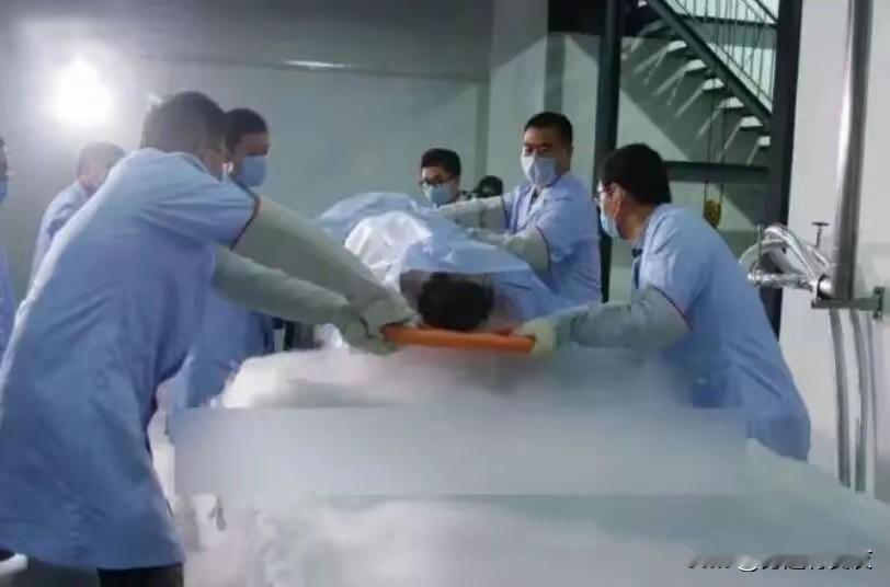 2. 中国首例冷冻人8年后 丈夫对其复活信心减弱交往新女友：8年前因肺癌的展文莲