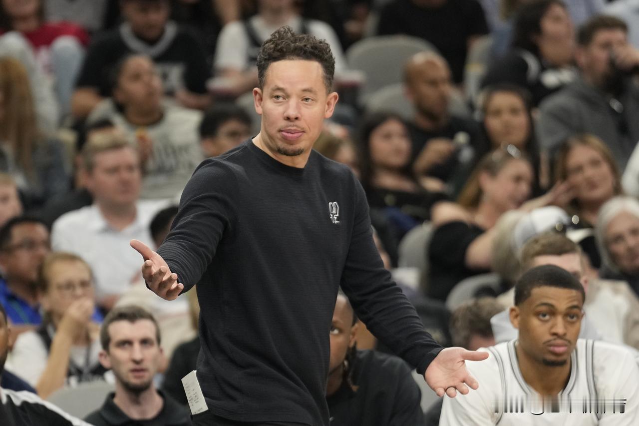 文班亚马只能一直替补了？
本赛季第一次打雷霆的时候，文班亚马选择了复出，同时也是