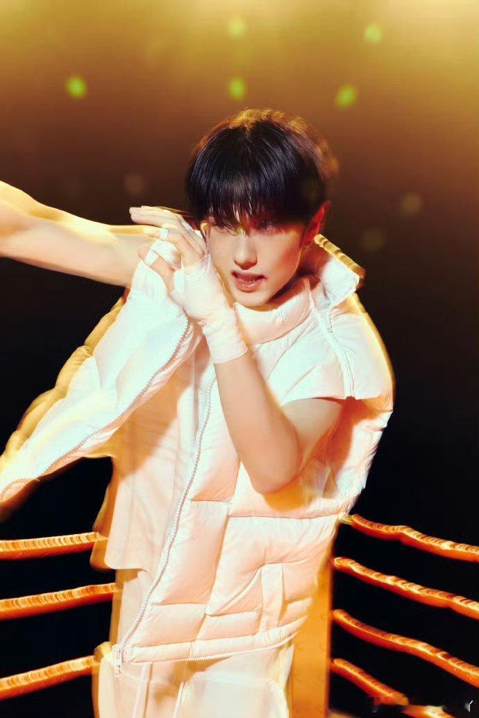 绷带缠拳，汗珠闪耀！战损妆勾勒野性锋芒。新歌重拳出击，视觉听觉双重引爆，你敢接招