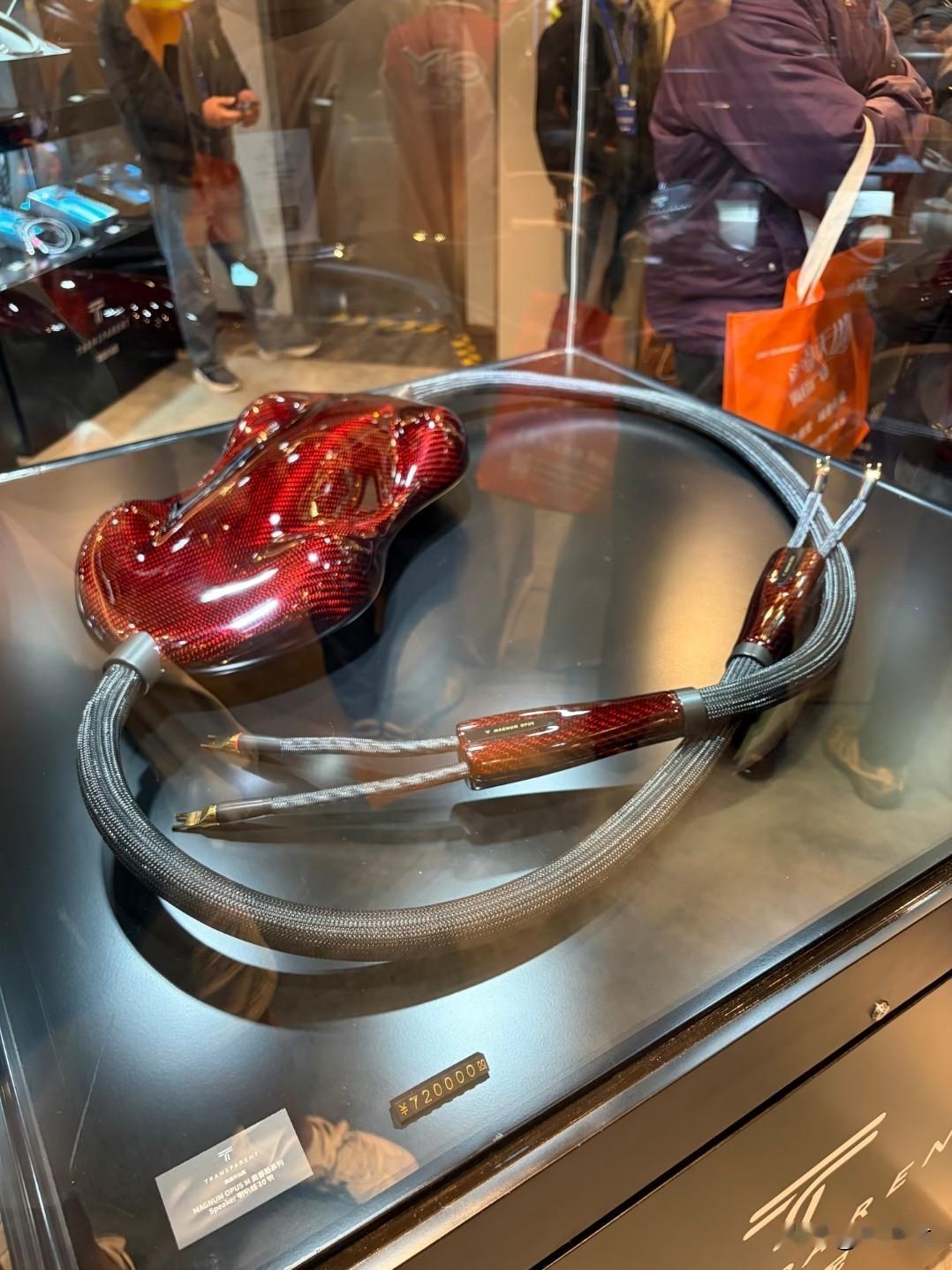 一条音箱线和一套房子摆在你面前，你会作何选择？
这条音箱线价值高达 72 万，其