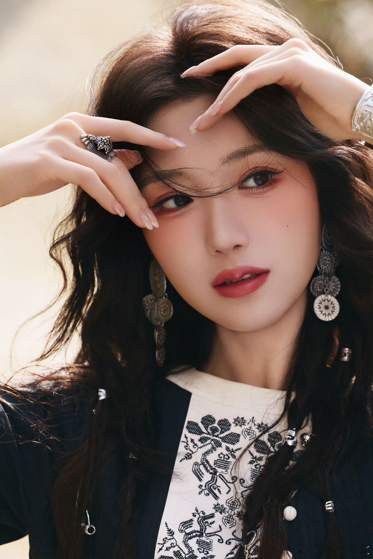 毛晓彤回应出演十日终焉肖战毛晓彤合作十日终焉 毛晓彤演绎文巧云这类疯狂却深情的角