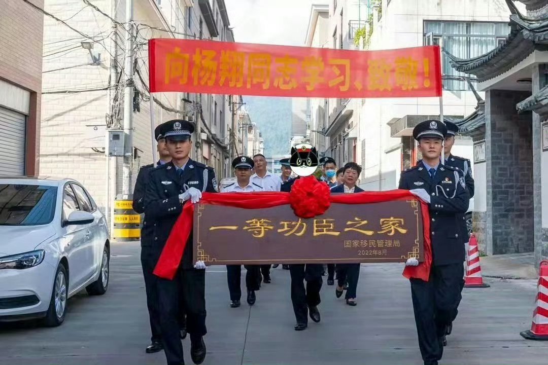 守边境18年、参与侦破毒品案件100余起、抓获犯罪嫌疑人200余名、缴获毒品以吨
