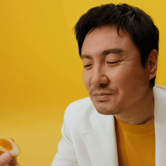 沈腾喊你记得加个蛋 笑麻了，也就沈腾能把广告拍成唠嗑现场。松弛搞笑接地气，完全看