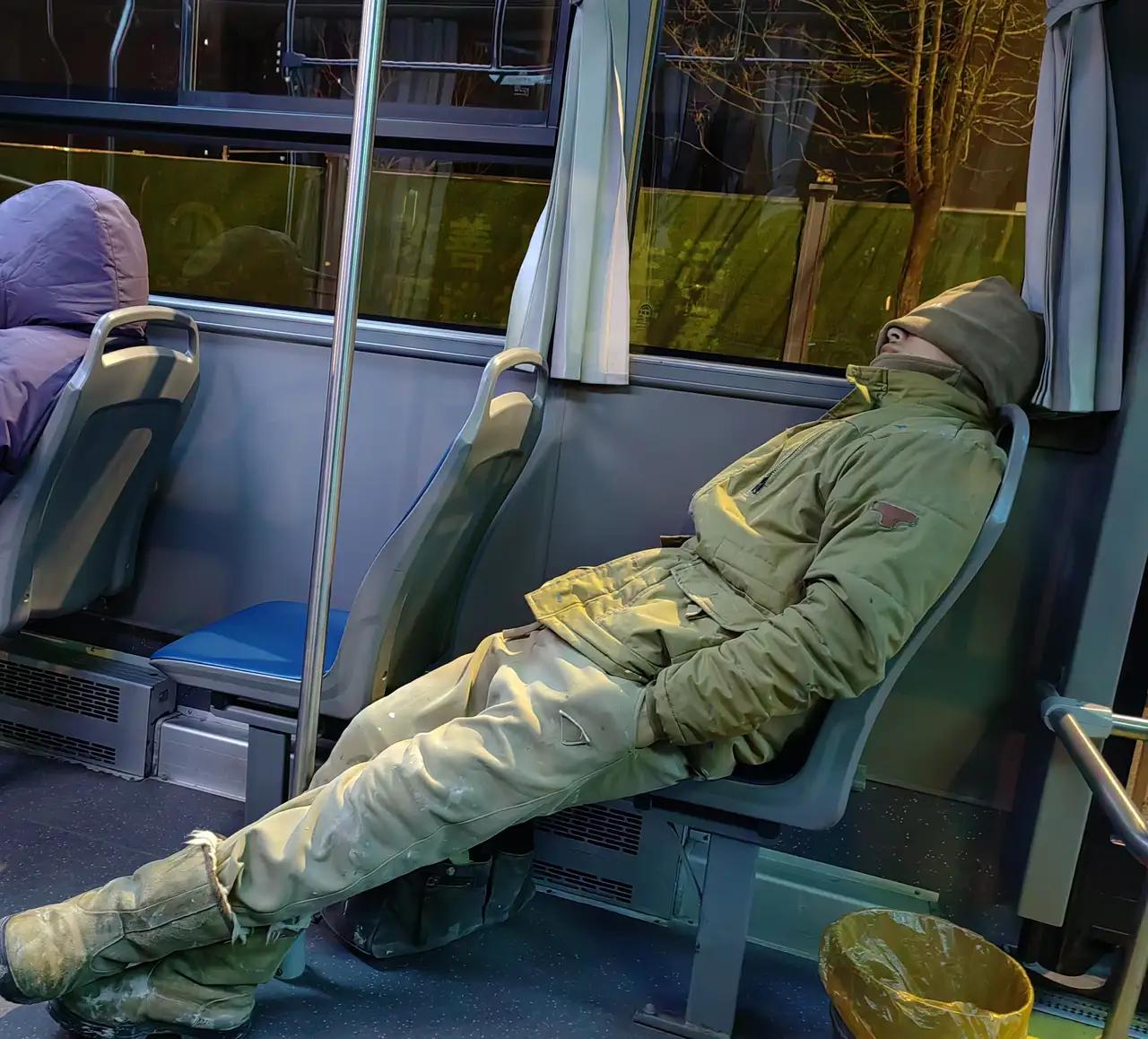 看到一个年轻人在气温不高早上6点多钟的公交车上深睡的样子，令人顿生怜悯之心。
从