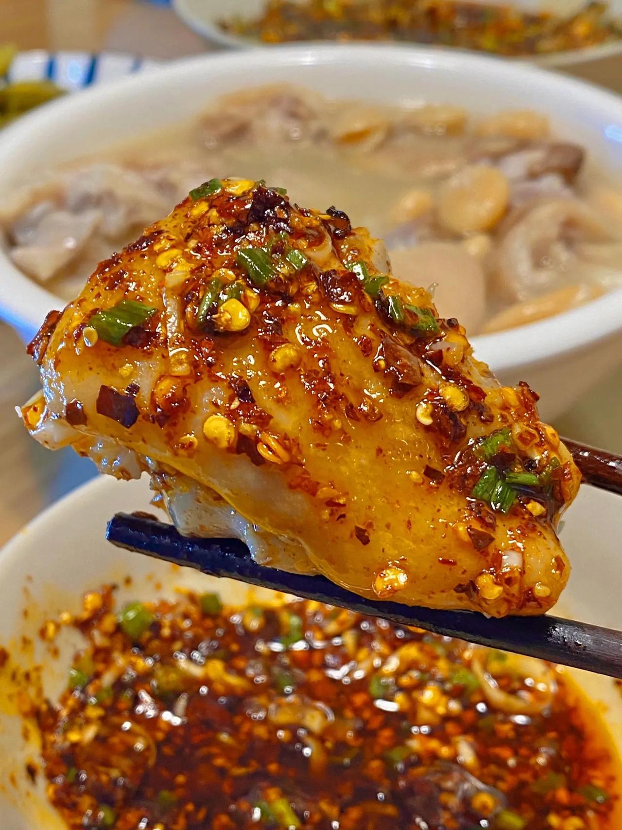 我妈炖的芸豆蹄花汤，蘸上辣椒油吃绝了

芸豆也叫白豆，蹄花炖芸豆或者海带真是绝配