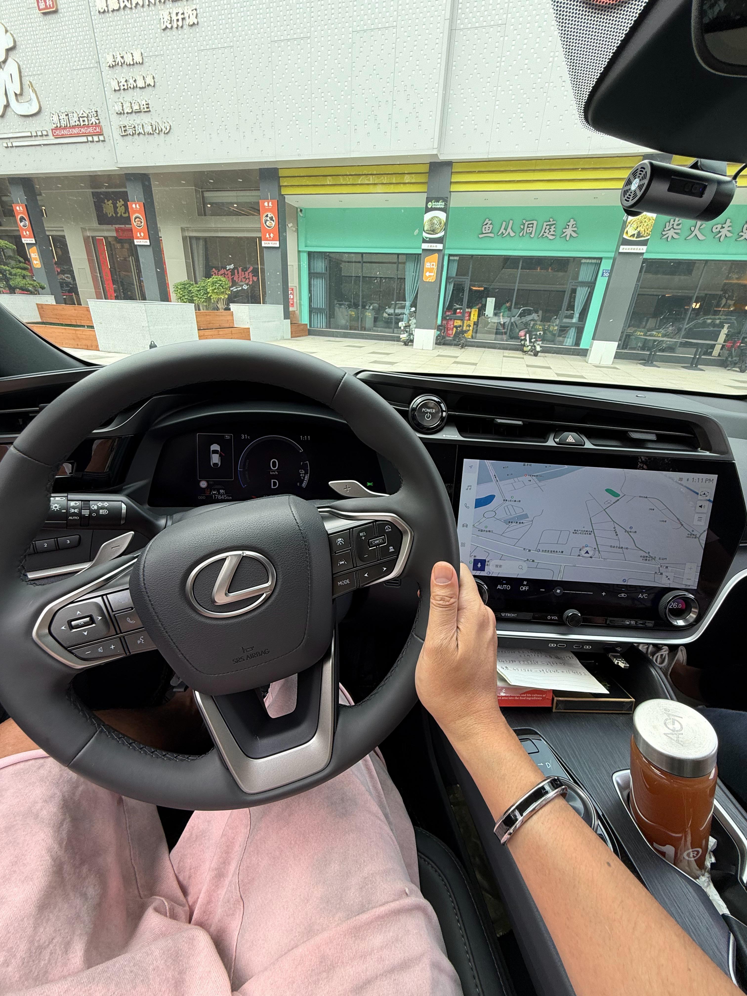 开回这台老凌志，想想新款ES方向盘车标也是醉了…… ​​​