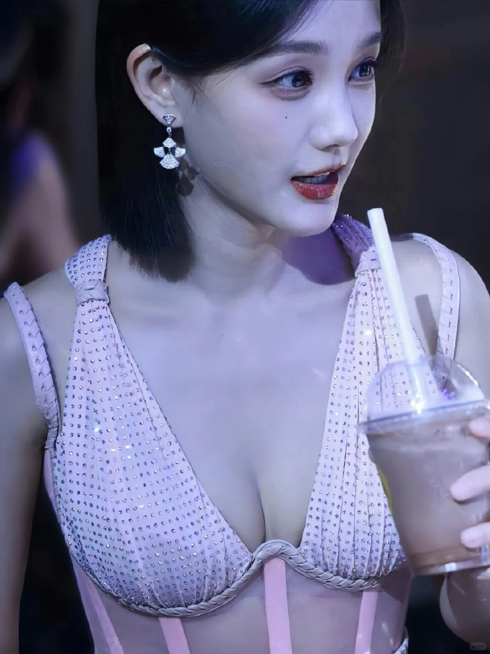 李一桐这身材简直绝了，在紫色灯光下简直太美啦，性感热辣无与伦比！ ​​​