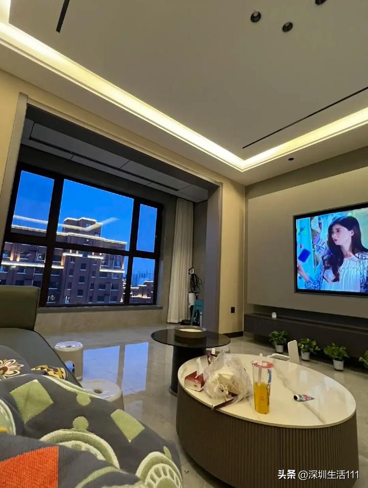 我有个同事快生了，正在物色月嫂。

她对月嫂只有一个硬性要求：必须是生过女儿的，