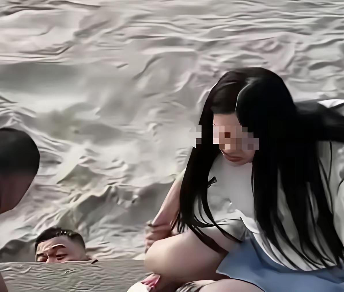 武汉汉口，一女子站在江滩边，丈夫给她拍照，突然丈夫扔下手机，纵身跳入江里。而妻子